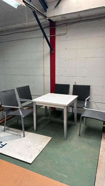 Tuinstoelen met tafel  beschikbaar voor biedingen