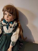 Porseleinen pop met hoed en vlechtjes - 50cm, Verzamelen, Poppen, Ophalen, Gebruikt, Pop