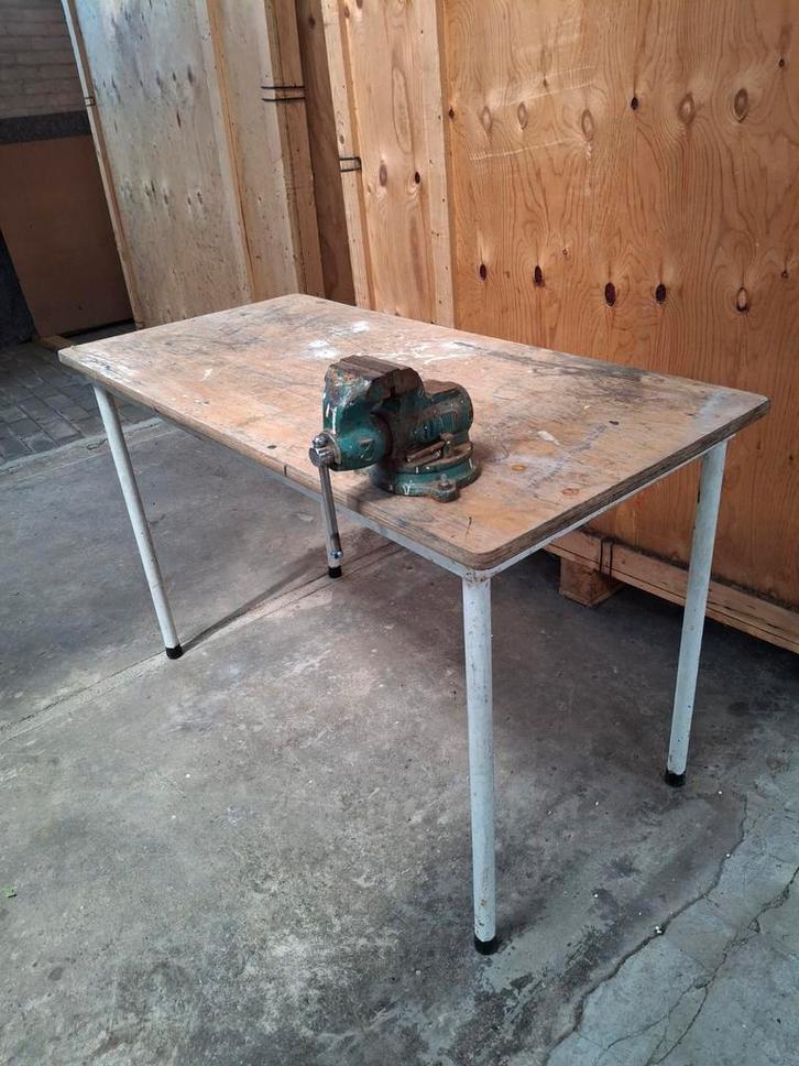 Oude bankschroef op vintage werkbank / werktafel, Doe-het-zelf en Verbouw, Werkbanken, Gebruikt, Minder dan 70 cm, Bankschroef
