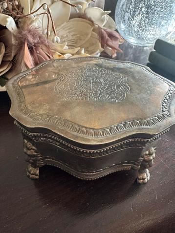 Antiek verzilverd sieraden kistje beschikbaar voor biedingen