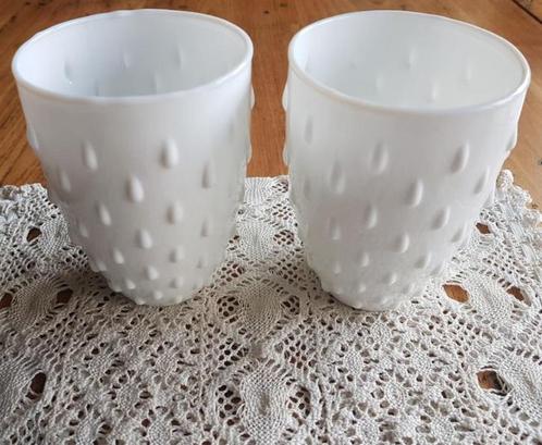 2 Grote witte mekglazen/ opaline bekers met druppel reliëf, Huis en Inrichting, Keuken | Servies, Zo goed als nieuw, Overige typen