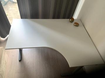 Hoek bureau beschikbaar voor biedingen