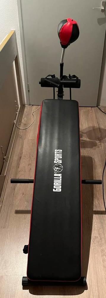 Gorilla Sports Fitnessbank met Boksbal beschikbaar voor biedingen