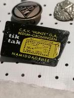 SPELD  TIK TAK C K V   HUNZE  DA    BEDUM GRONINGEN, Verzamelen, Speldjes, Pins en Buttons, Ophalen of Verzenden, Gebruikt, Merk