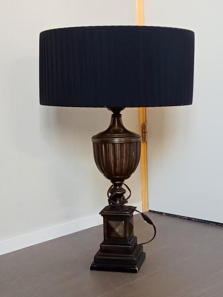 Tafellamp met metalen voet en zwarte plissé kap, Huis en Inrichting, Lampen | Tafellampen, Gebruikt, Minder dan 50 cm, Metaal