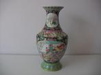 China porselein famille noir vaas jr.ca.1920 Spelende zotjes, Antiek en Kunst, Ophalen of Verzenden
