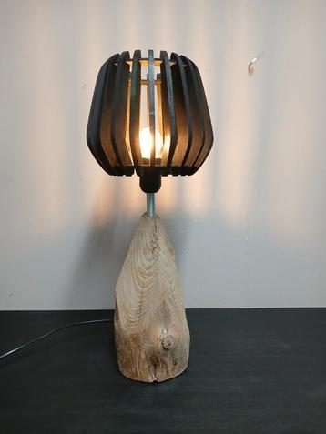 Landelijke tafellampje gemaakt van drijfhout  beschikbaar voor biedingen