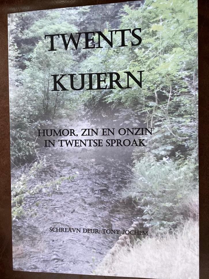 Twents Kuiern - Tony Jochem, Boeken, Streekboeken en Streekromans, Zo goed als nieuw, Overijssel, Ophalen of Verzenden