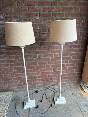 2 mooie vloerlampen beschikbaar voor biedingen
