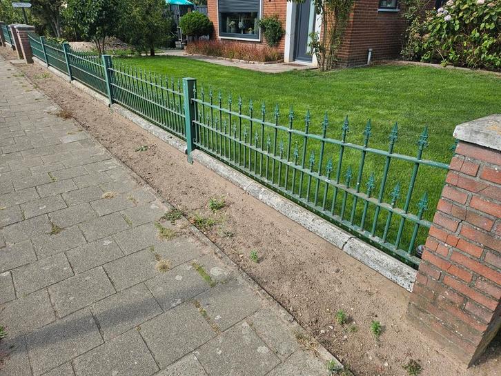 Smeedijzeren hekwerk en poorten 27,5 meter., Tuin en Terras, Tuinhekken en Hekwerk, Gebruikt, Sierhekwerk, IJzer, Ophalen