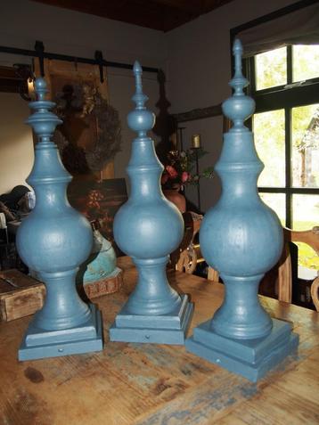 3 Houten Ornamenten/Pinakels beschikbaar voor biedingen