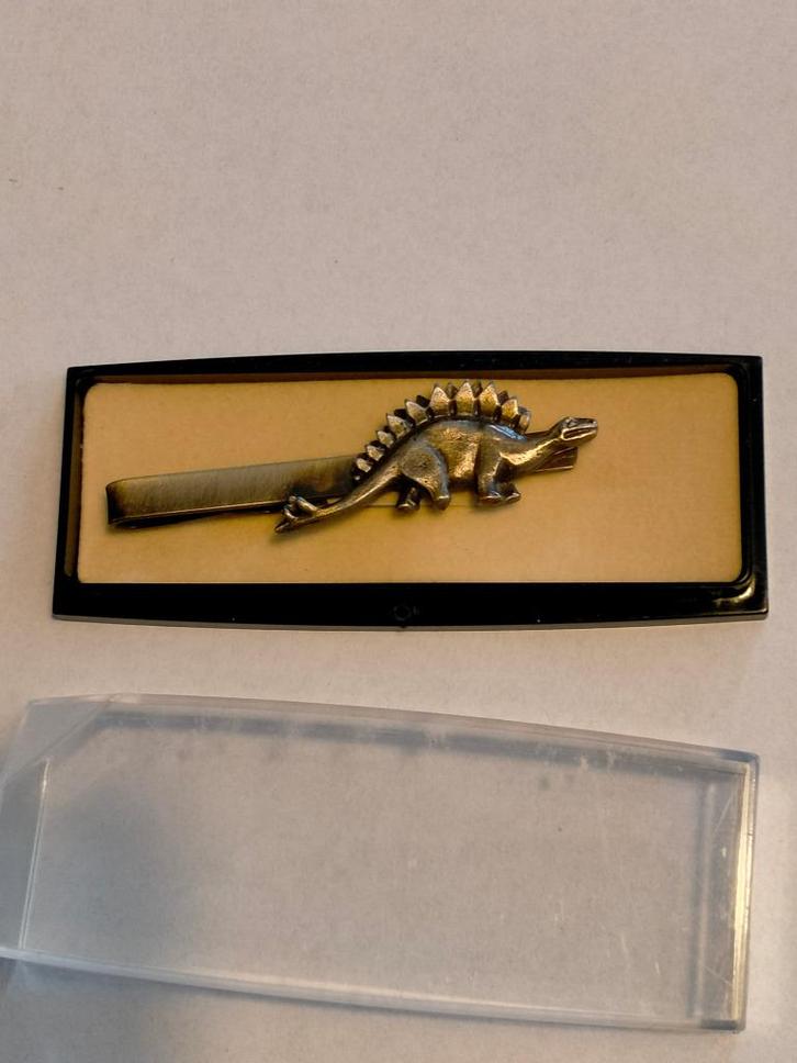 Stegosaurus Dino Dinosaurus dasspeld das speld goudkleurig, Verzamelen, Speldjes, Pins en Buttons, Zo goed als nieuw, Ophalen of Verzenden