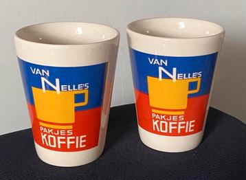 2 Van Nelle’s pakjes koffie (melk)bekers. Hoogte 10 cm. beschikbaar voor biedingen