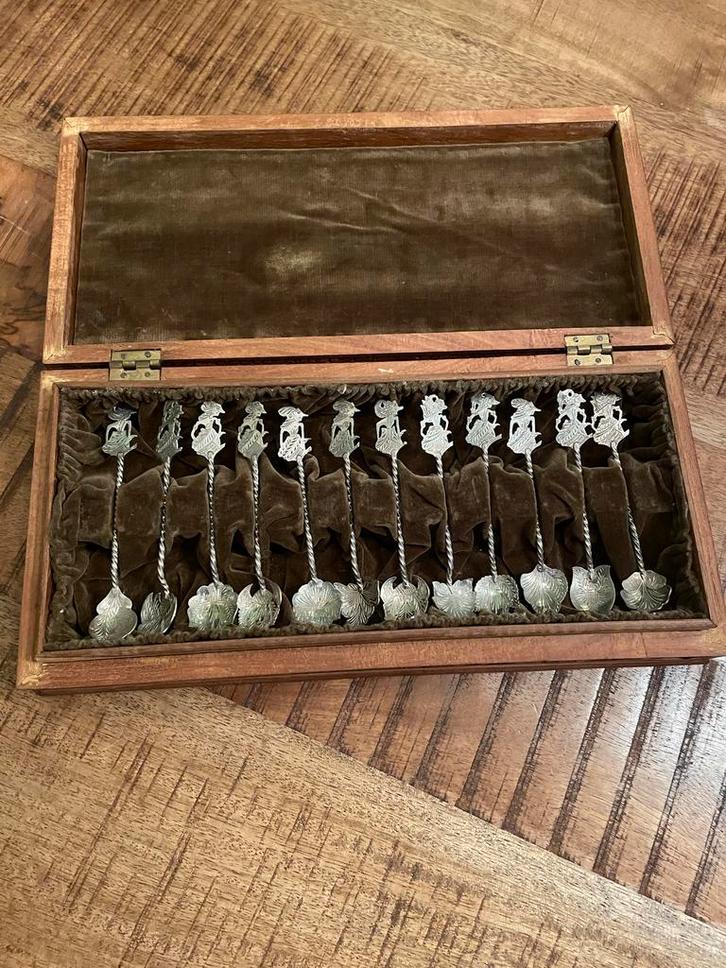Yogya zilveren lepelset in handgesneden houten doos antiek, Antiek en Kunst, Antiek | Woonaccessoires, Ophalen