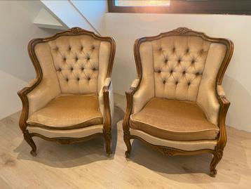 2 antieke armstoelen  beschikbaar voor biedingen