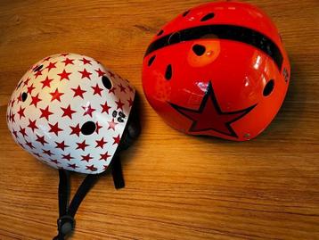 Twee coconuts kinderfietshelmen beschikbaar voor biedingen