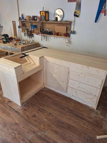Keukenblok van terug gedroogd en geschaafd hout  beschikbaar voor biedingen