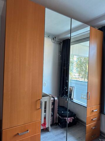 Kledingkast met spiegeldeuren