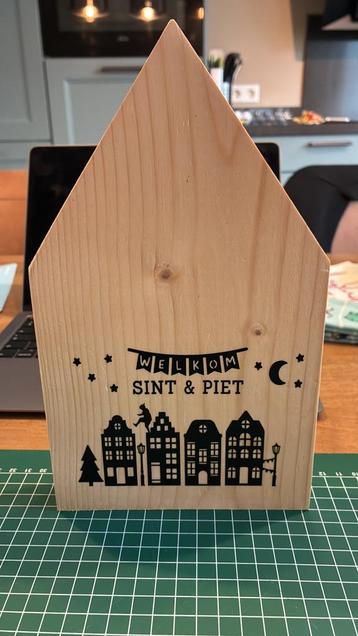 Houten huisje met afbeelding of tekst beschikbaar voor biedingen