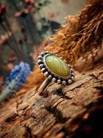 Handgemaakte zilveren ring met edelsteen, 18 tot 19, Ophalen of Verzenden, Zo goed als nieuw, Met edelsteen