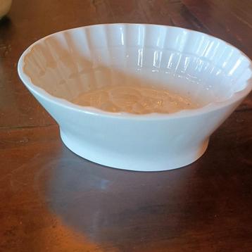 Pudding schaal, wit aardewerk  beschikbaar voor biedingen