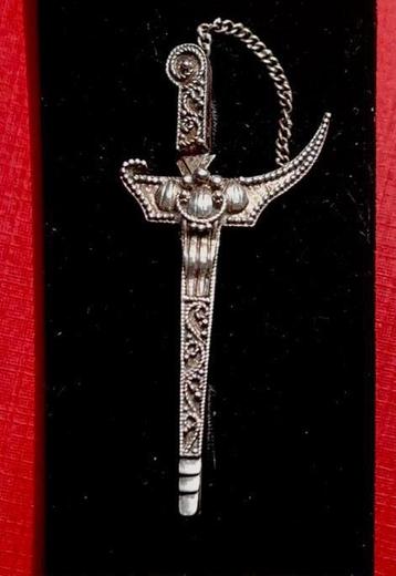 Antiek Zilveren Art Deco Kris Broche-Clip 1920 beschikbaar voor biedingen