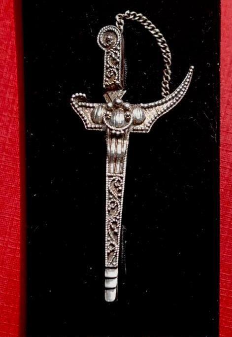 Antiek Zilveren Art Deco Kris Broche-Clip 1920, Sieraden, Tassen en Uiterlijk, Antieke sieraden, Broche, Zilver, Ophalen of Verzenden