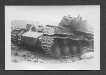 WOII foto: Vernietigde zware Russische KV1 tank. De KV-1 (Ru beschikbaar voor biedingen