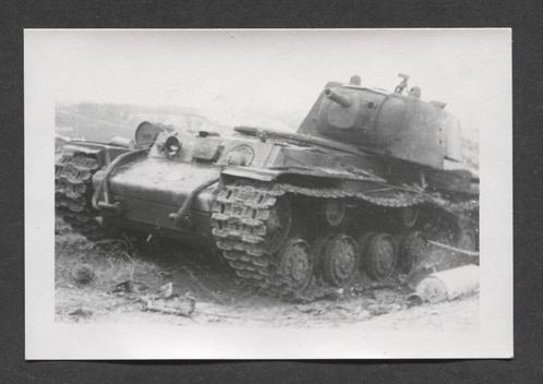 WOII foto: Vernietigde zware Russische KV1 tank. De KV-1 (Ru, Verzamelen, Militaria | Tweede Wereldoorlog, Landmacht, Foto of Poster