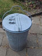 Oude zinken afvalbak, asketel, Ophalen