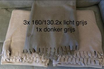 3  dekens - 2 licht en 1 donker grijs beschikbaar voor biedingen