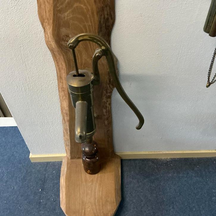 Koperen Pomp op Eiken Plank - Decoratief, Antiek en Kunst, Curiosa en Brocante, Ophalen of Verzenden