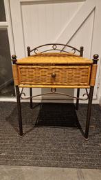 IJzeren tafeltje met gevlochten lade, Minder dan 55 cm, Gebruikt, Metaal of Aluminium, Landelijk