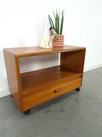 Deens design Dyrlund kast audio tv meubel op wielen, Huis en Inrichting, Kasten | Televisiemeubels, Gebruikt, Teakhout, Design,vintage