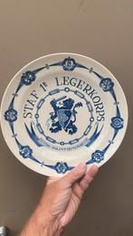 Delfts blauw bord STAF 1e LEGERKORPS, Ophalen of Verzenden, Landmacht, Nederland, Embleem of Badge