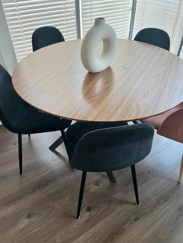 Eettafel inclusief 4 stoelen beschikbaar voor biedingen