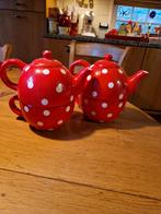 THEE FOR ONE 🍄 THEEPOTJE MET KOP ROOD MET WITTE STIPPEN 2x, Ophalen of Verzenden, Overige stijlen, Kop(pen) en/of Schotel(s)
