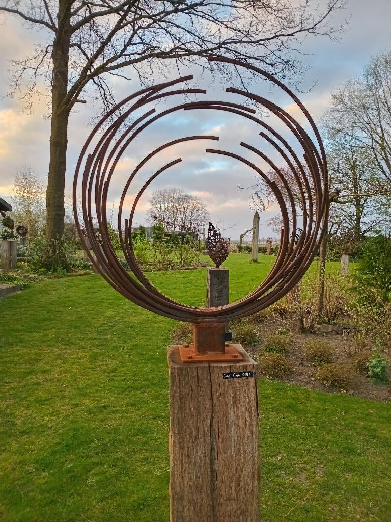 IJzeren sculptuur op hardhouten sokkel, Ophalen of Verzenden