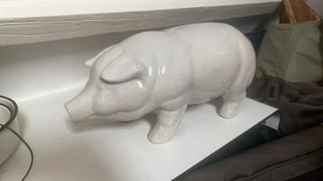 Groot antiek spaarvarken beschikbaar voor biedingen