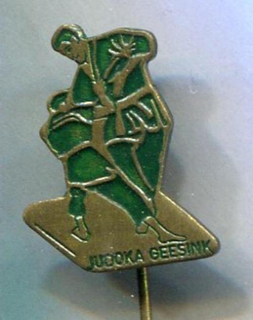 Judoka Geesink groen op koper sport speldje ( R_021a ), Verzamelen, Speldjes, Pins en Buttons, Zo goed als nieuw, Speldje of Pin