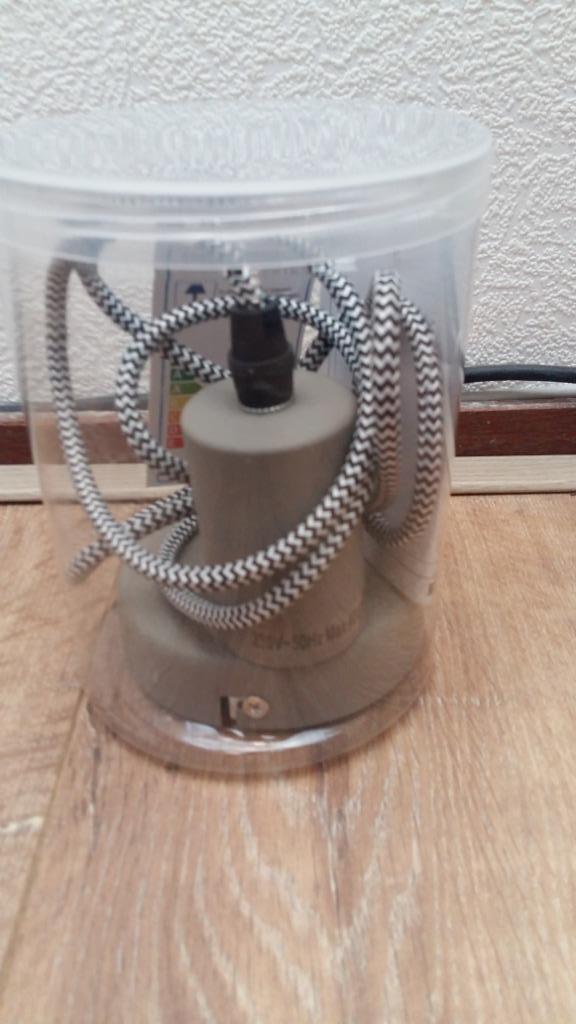 Moderne metalen snoerpendel met grafische zwart-witte snoer., Huis en Inrichting, Lampen | Hanglampen, Nieuw, 50 tot 75 cm, Metaal