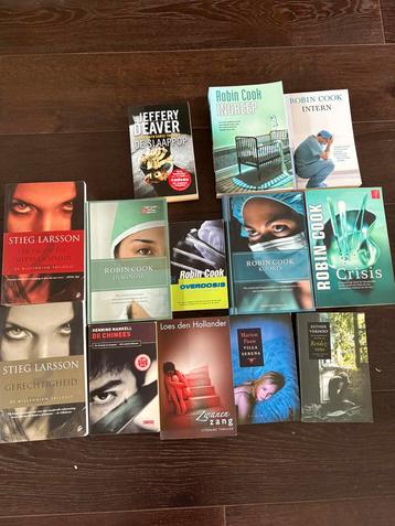 Diverse boeken, 13 in totaal beschikbaar voor biedingen