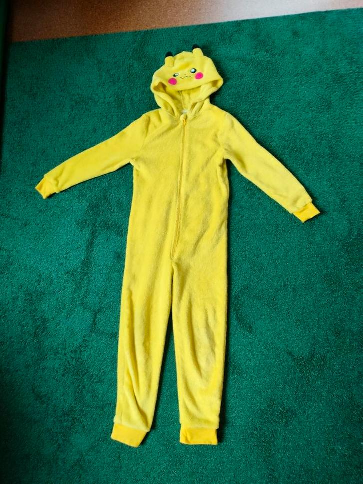 2x verkleedpak fleece / onesie: Super Mario en Pikachu, Kinderen en Baby's, Carnavalskleding en Verkleedspullen, Gebruikt, Jongen of Meisje