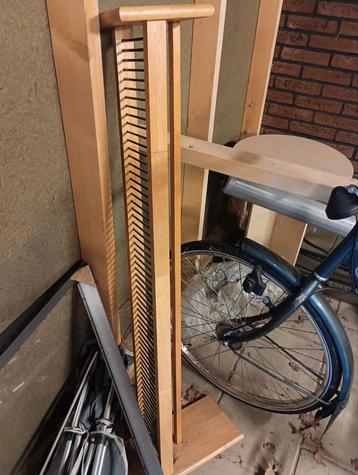 Houten CD Rek beschikbaar voor biedingen