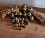 2 Blokken + 22 losse + Stapel bronzen gewichten en messing., Antiek en Kunst, Verzenden, Koper