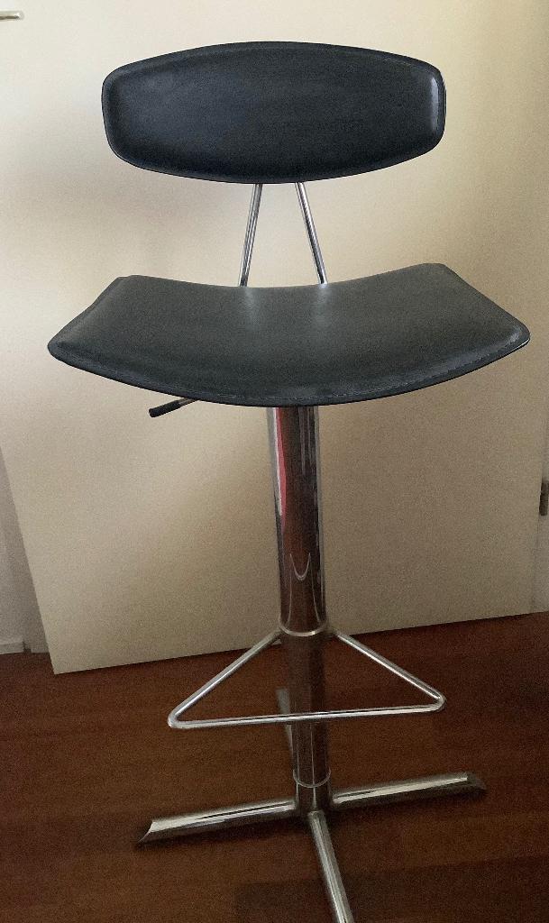 Barkruk Met Gas Lift en Chrome Base Barkruk leer, Huis en Inrichting, Barkrukken, Zo goed als nieuw, 60 tot 90 cm, Leer, Metaal