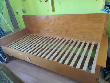 één persoons houten bed met lattenbodem beschikbaar voor biedingen