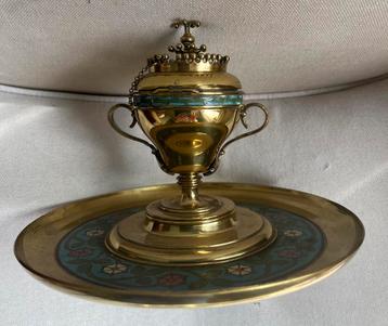 Brass inlaid ink well and stand beschikbaar voor biedingen