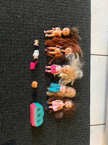 5 Babypoppen met hondjes en accessoires beschikbaar voor biedingen
