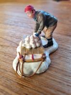 Lemax Figuurtje: Man met Slee en Sneeuwballen, Ophalen of Verzenden, Zo goed als nieuw